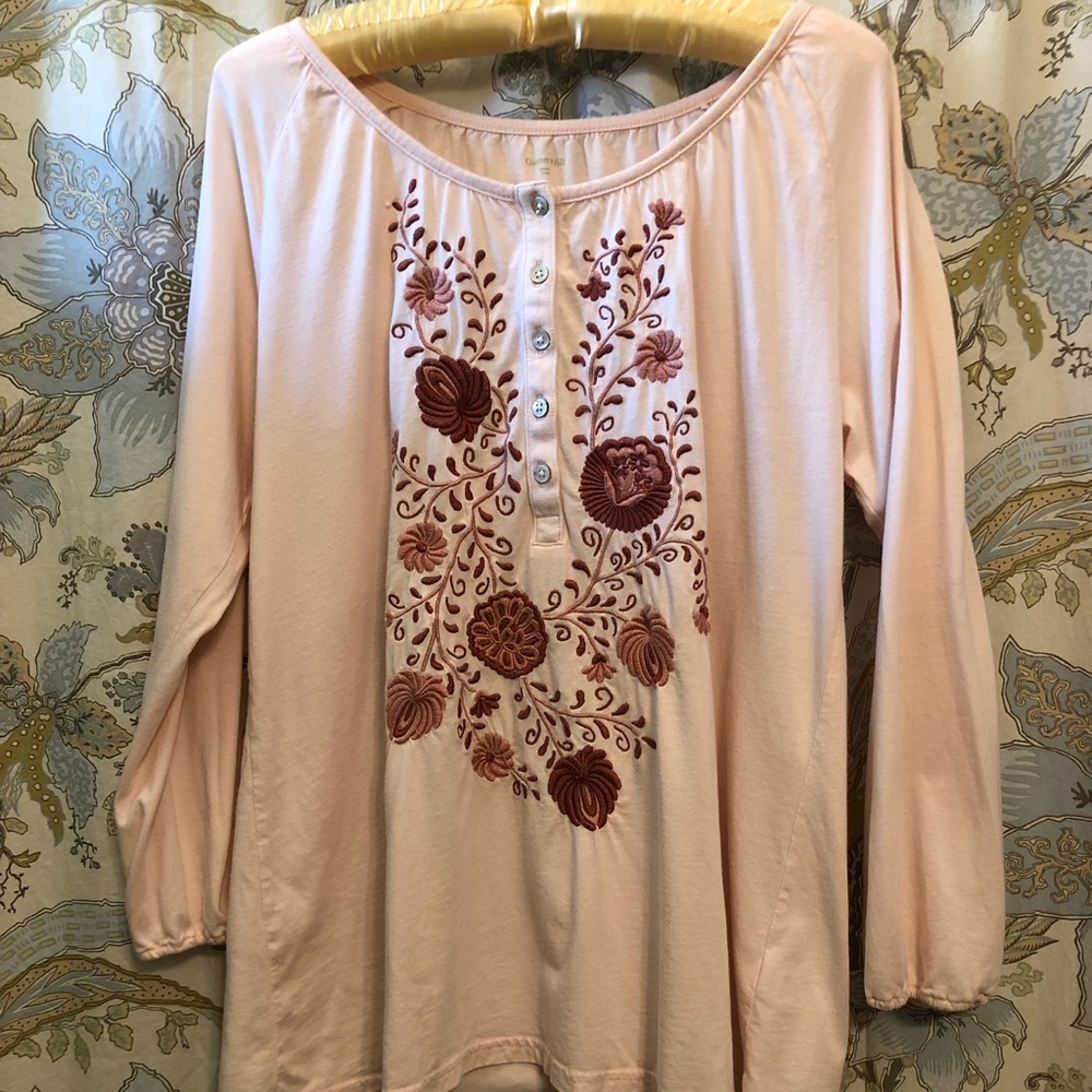 Garnet hill embroidered tee M like new